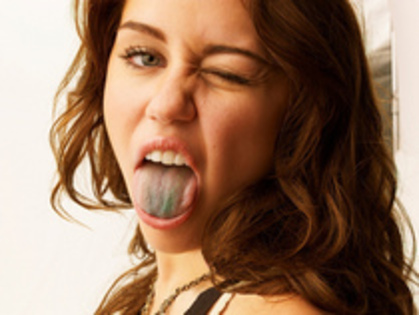 Look at her tongue! Is Bluee:]. HaHaxD :]]