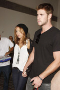 17024737_ZEMGBLLIG - Miley Cyrus and Liam Hemsworth at LAX
