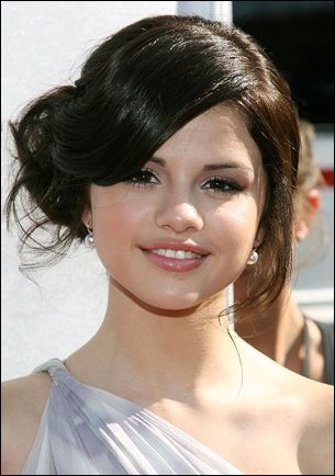 selena_gomez_l_72064[1] - Selena Gomez Haircut
