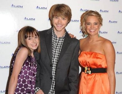 Allisyn Arm With Sterling Knight And Tiffany Thornton (1)