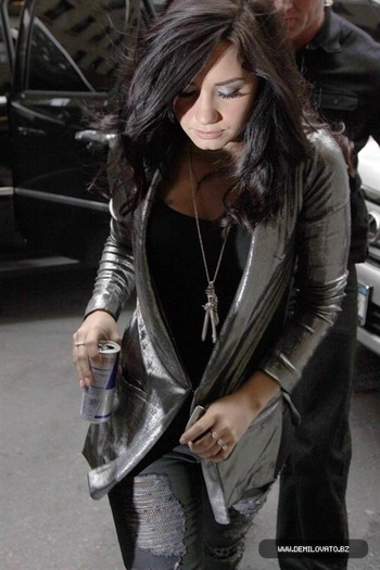 17365833_NVTJVTSIH - Demi Lovato ariving a press conference in new york city