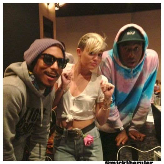  - g - O52 Photo With Miley Cyrus - g
