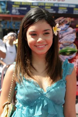 normal_vanessaannehudgens-dot-net_thunderbirdspremiere-la2004july24-054