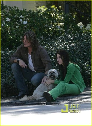 miley-cyrus-stray-dog-18