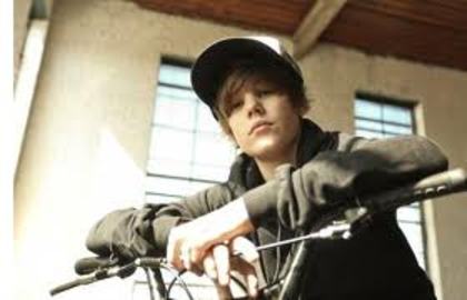 Justin pe Bicy