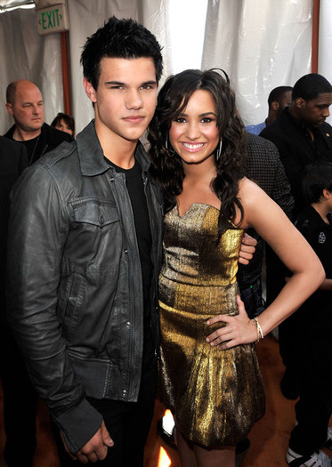 with taylor - Attends 2009 Kids Choice Awards