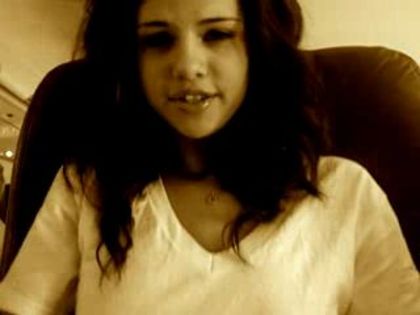 selenagomezfan_com-selenavlog2-0001