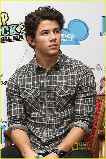 Press-Conference-In-Mexico-City-nick-jonas-16513550-602-906 - Press Conference