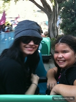demi-at-disney-land-with-her-family-demi-lovato-9226005-300-400