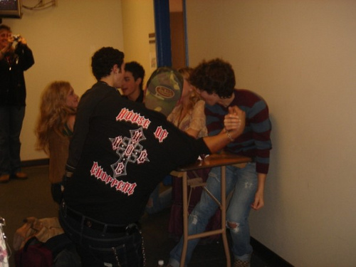 JB arm wresting with aly&aj - jonas brothers rare and old pics