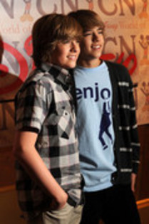 LGHEEJTTLRAKYEECUJK - Dylan  Sprouse  and  Cole  Sprouse
