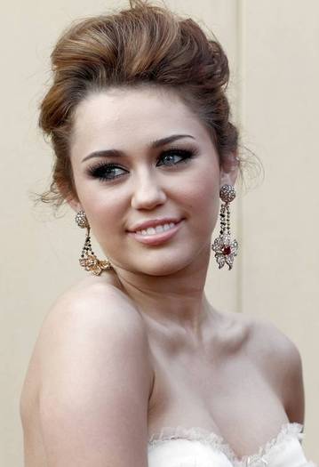 82nd-Annual-Academy-Awards-2010-miley-cyrus-10789525-533-780 - Miley Cyrus Oscars 2010