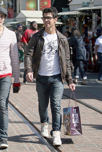 Joe Jonas Garbo and friend shopping (2)