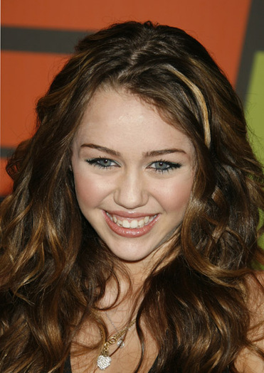 miley-cyrus_dot_com-vh1bigin06-2006dec12_13_