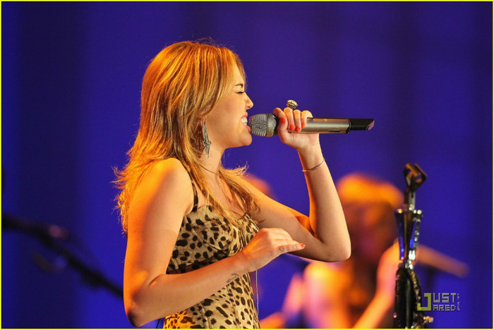 miley-cyrus-starkey-gala-16