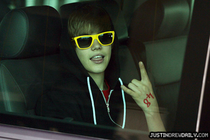 Candids-2010-Leaving-the-Harbour-Bridge-Auckland-New-Zealand-April-27th-justin-bieber-11798268-399-2