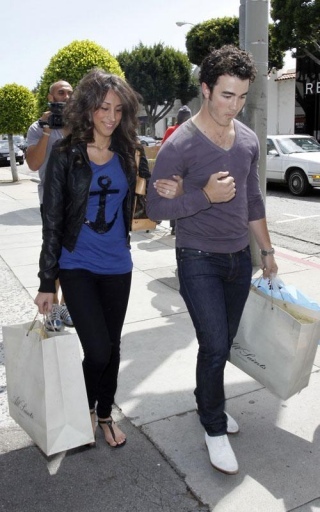 normal_MQ006 - Kevin and Danielle-Out shopping in Beverly Hills