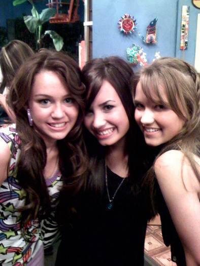 Demi-Lovato-Twitter-04 - Demi Lovato and Miley Cyrus