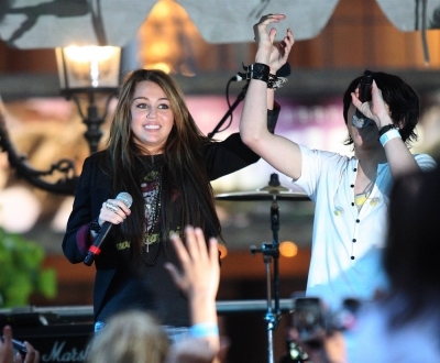 Miley Cyrus (9) - 0 Miley Cyrus-Mitchel Mussos Free Concert at The Grove 0