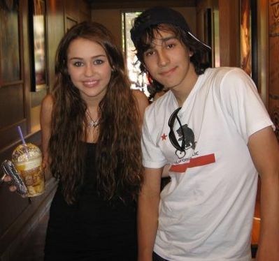 OLD pic.. But is cool<33 - x Miley with her fans x