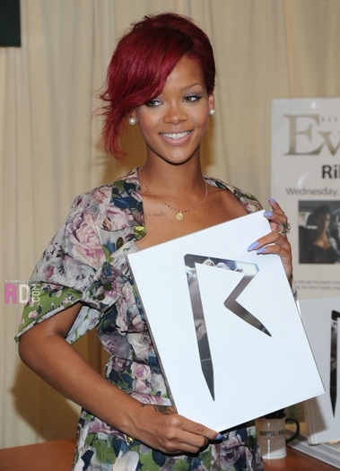 normal_003 (3) - x - Rihanna - x