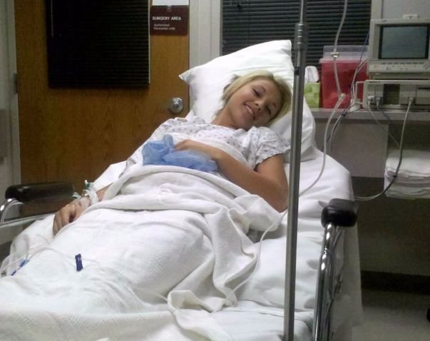 me in hospital thx taylor for bein there for mee 'xx