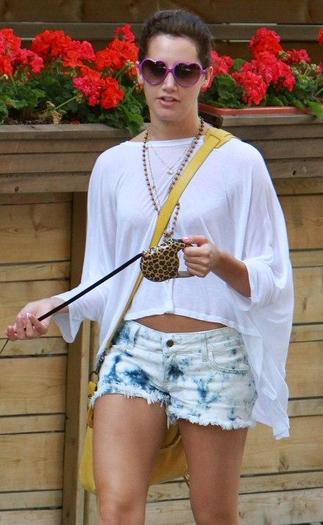 ashley-tisdale-jeans-shorts19