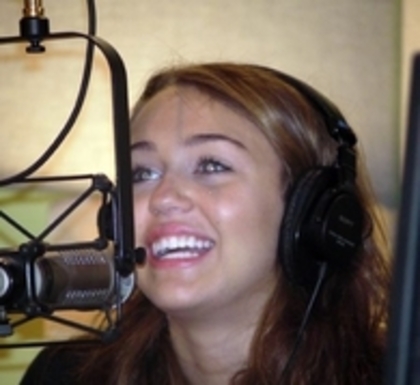 28081537_HUVMRIDSR - x Miley at The Elvis Duran Show