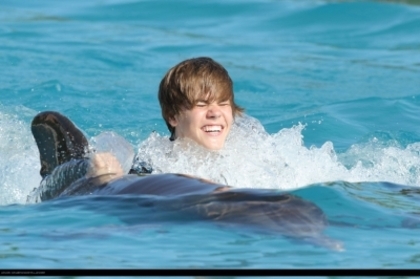 16178185_REJBBQGGL - Justin Bieber in water with dolphin
