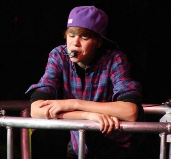 02-Justin_Bieber_in_concert_crop