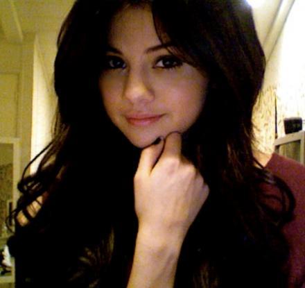 selena-dark-brown-hair[1] - Selena Gomez