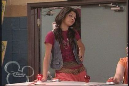 2-01-Smarty-Pants-Screencap-selena-gomez-7389092-400-266