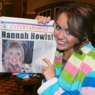 BKZCCLJAABBZRRFAURQ - Miley Cyrus has a newspaper with her