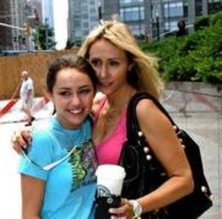 CKPGJJUICROYMMZYVDM - a picture with Miley and her mother