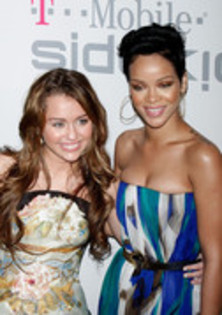 15823421_LYBWXGEHN - miley cyrus 2009 GRAMMY Salute To Industry Icons - Arrivals