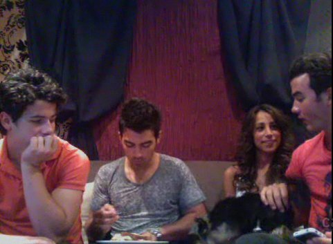 Jonas Brothers Live Chat (17)
