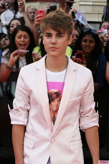 Justin-Bieber-MuchMusic-Video-Awards-Red-Carpet-2011 - Justin Bieber arriving at the 2011 Muchmusic Video Awards