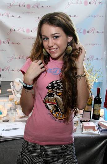 miley-cyrus_dot_com-amas2006nov20-distinctiveassetsday2-010