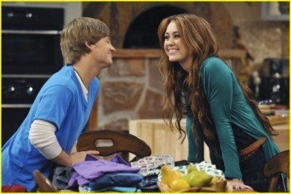 Hannah-Montana-Forever-Episode-6-Been-Here-All-Along-miley-cyrus-15053630-400-267