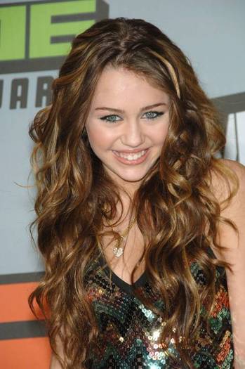 miley-cyrus_dot_com-vh1bigin06-2006dec12-arrivals-b001