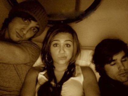 Miley Cyrus - With Justin 2009 (8)