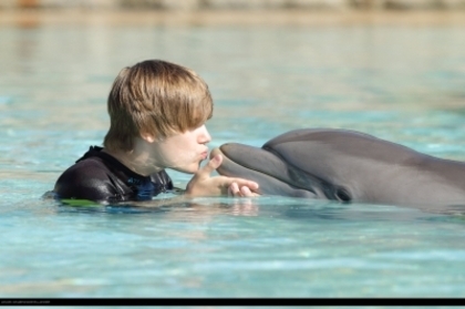 16179028_GVYQLAXEJ - Justin Bieber in water with dolphin