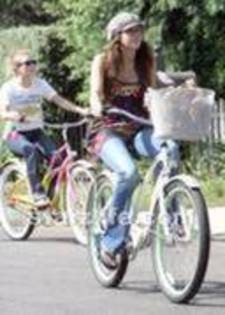 24866531_TDERZQETJ - x Emily si Miley cu bicicleta