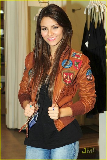 Victoria-Justice-is-Bomber-Jacket-Beautiful-victoria-justice-8907142-817-1222