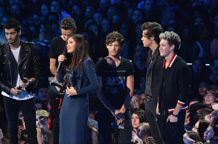 Selena and 1D on stage :) - MTV Video Music Awards 2013
