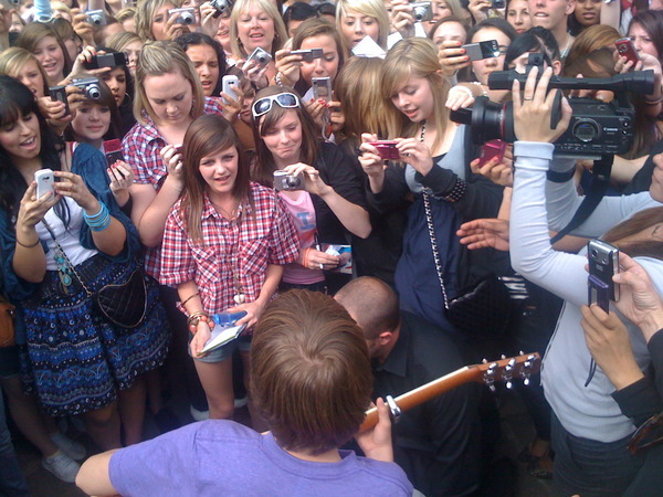 justin bieber 2 - X_Justin_Bieber_With_Fans_And_Friends_x