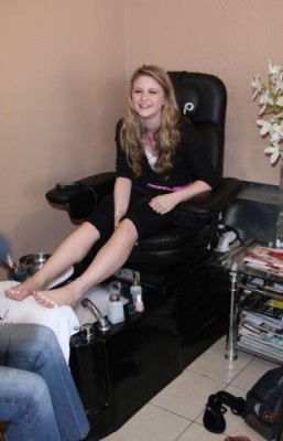 GMA_293 - Getting nails done for Kids Choice Awards - With Jennifer Stone