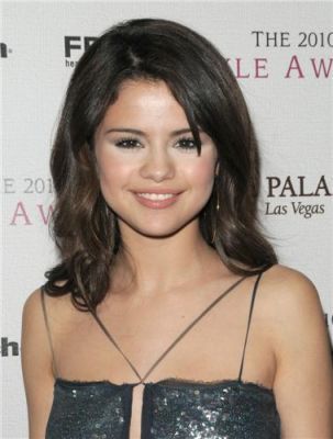 normal_005 - Selena Gomez Award Shows 2O1O December 12 Hollywood Style Awards
