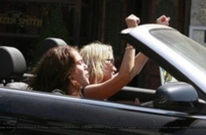 YYJLVPVIYTCDXSEYYYV - Miley and her mother drive to Hollywood