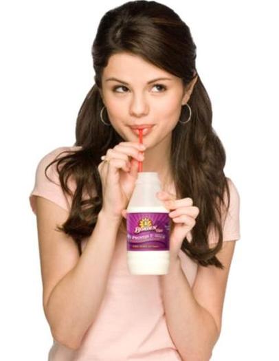 selena-gomez-borden-milk-ad-photo